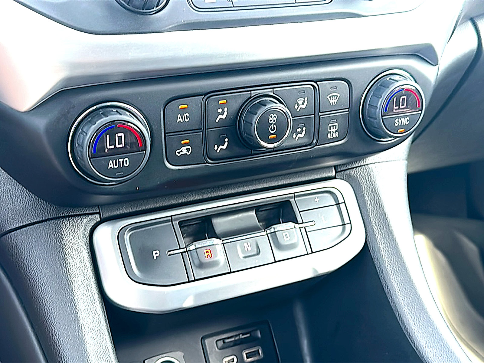 Used 2020 GMC Acadia SLT image 34