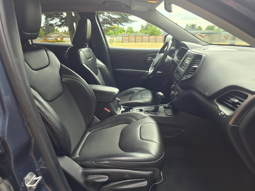 Used 2019 Jeep Cherokee Latitude Plus w/ Cold Weather Group AWD/4WD image 15