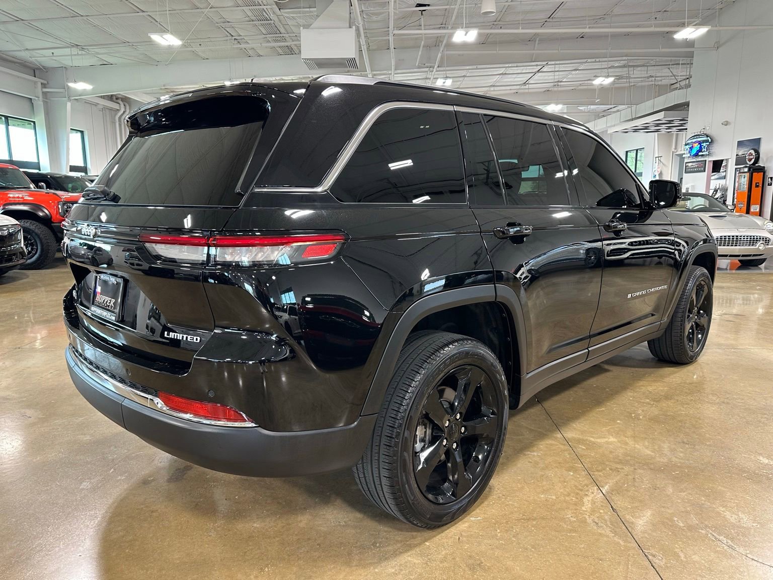 Used 2025 Jeep Grand Cherokee Limited AWD/4WD image 7
