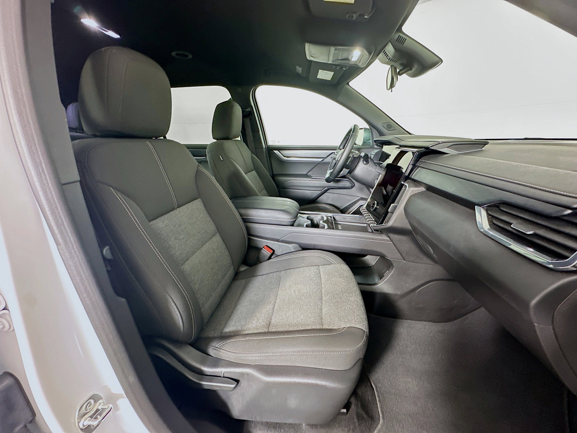 Used 2025 GMC Acadia Elevation image 34