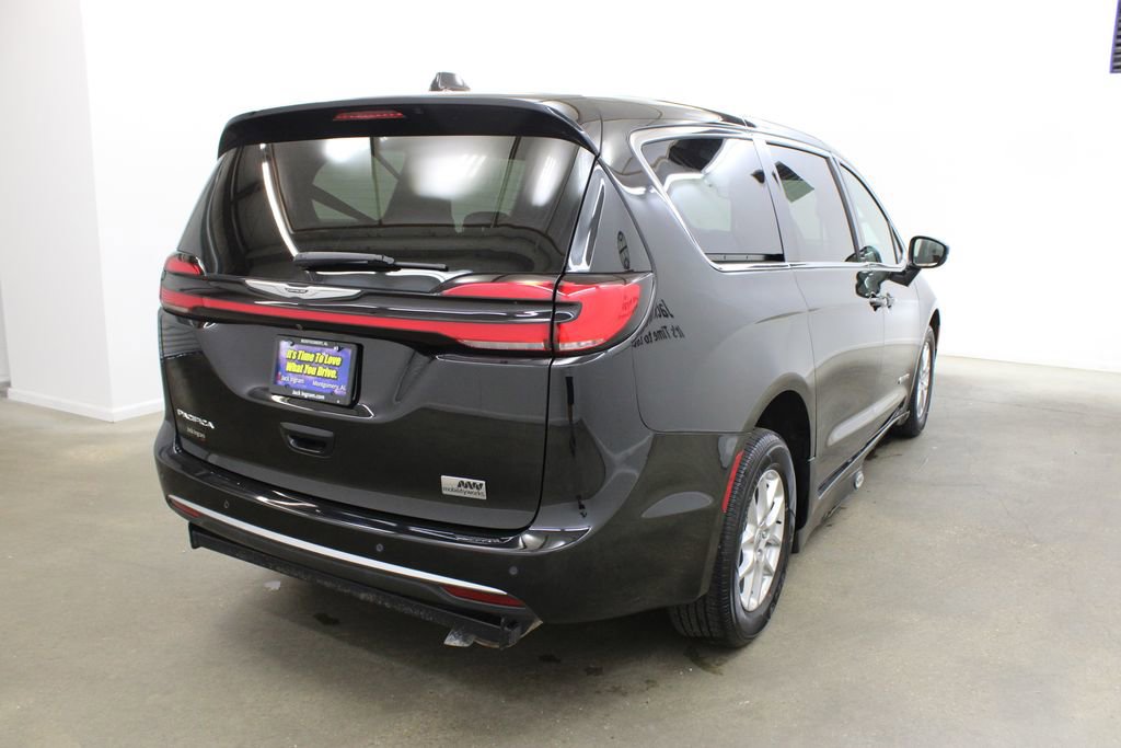 Used 2024 Chrysler Pacifica Touring image 5