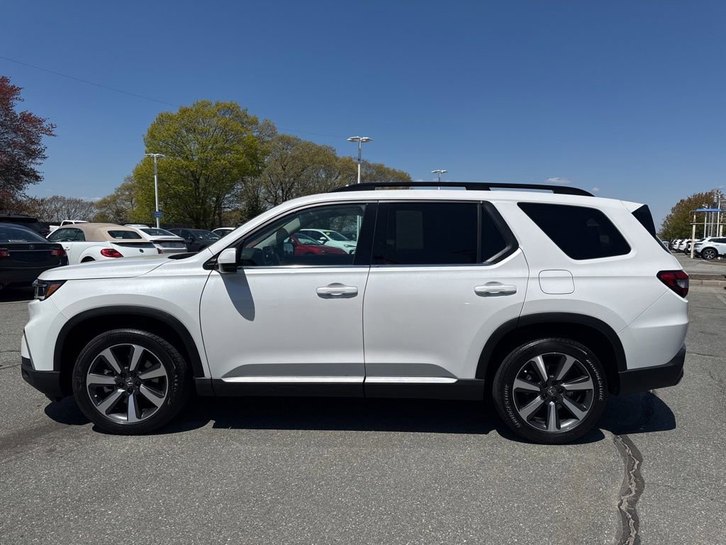 Used 2025 Honda Pilot Touring image 2