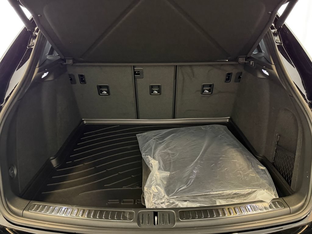 Certified 2026 Porsche Macan AWD/4WD image 28