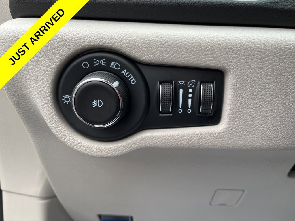 Used 2024 Chrysler Pacifica Touring-L image 21