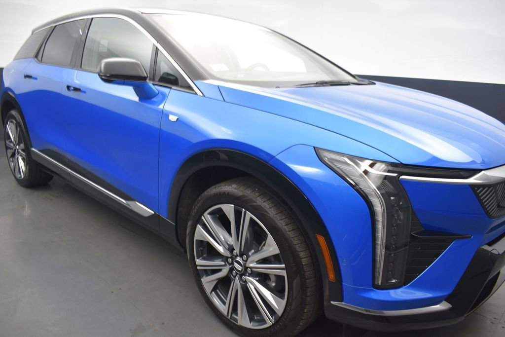 Certified 2025 Cadillac Optiq Luxury 2 AWD/4WD image 37
