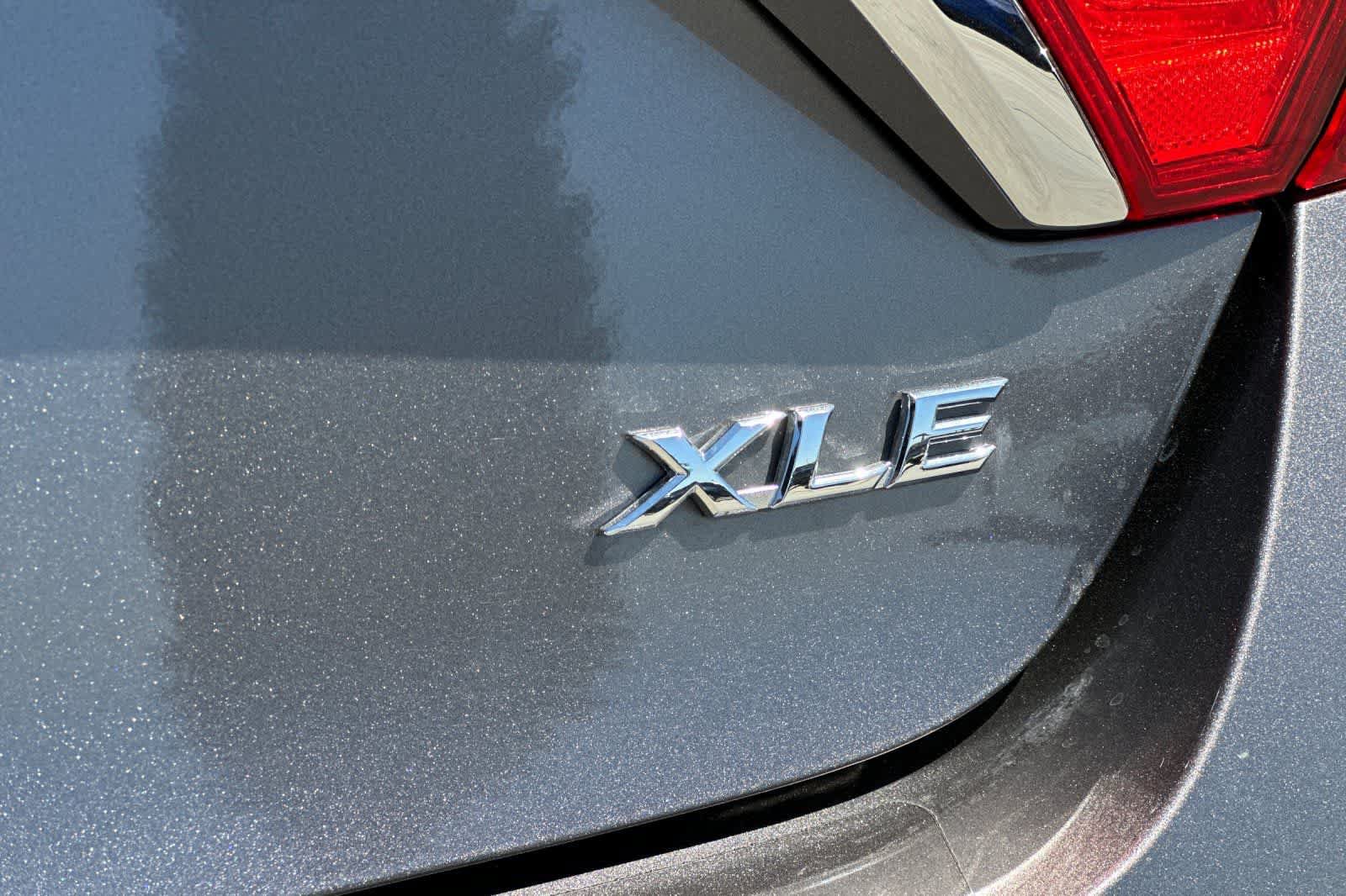 Used 2017 Toyota Camry XLE w/ Moonroof Package FWD image 17