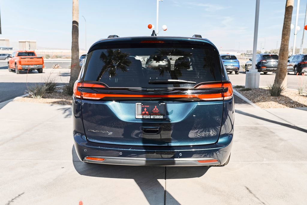 Used 2025 Chrysler Pacifica Limited FWD image 7