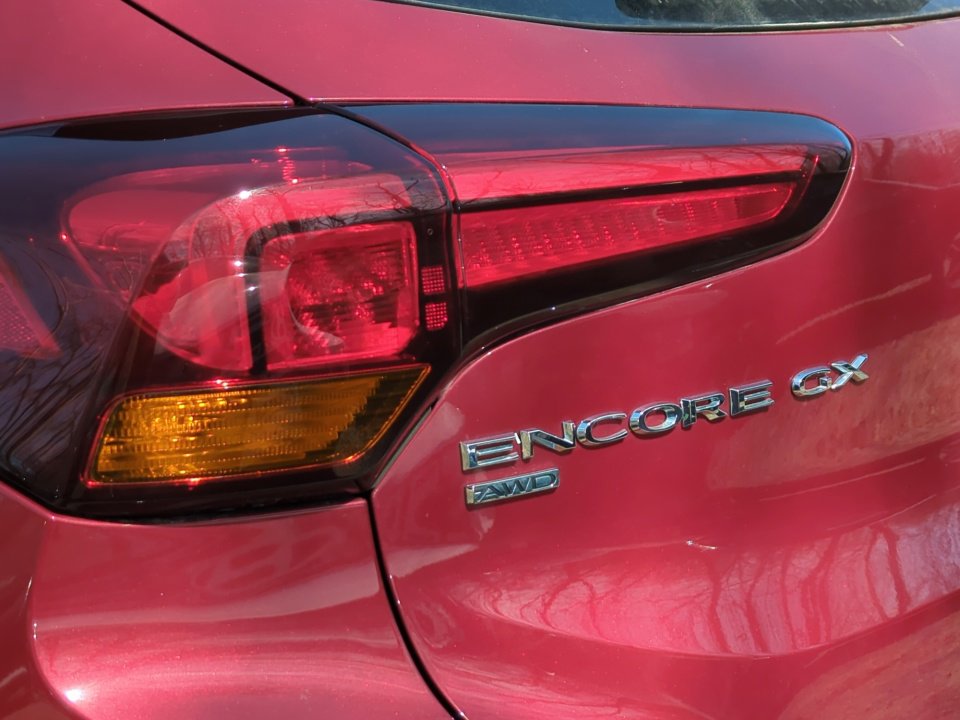 Used 2020 Buick Encore GX Essence w/ Experience Buick Package image 17