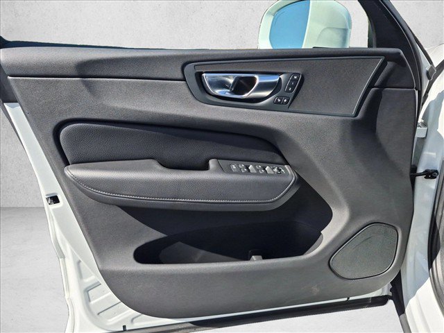 Used 2021 Volvo XC60 T5 Momentum w/ Premium Package FWD image 26