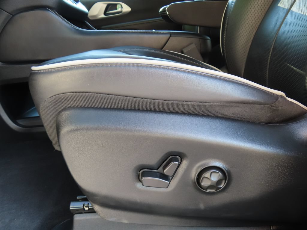 Certified 2025 Chrysler Pacifica Limited FWD image 8