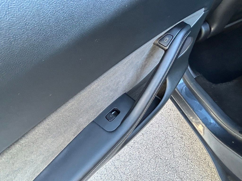 Used 2025 Tesla Model Y Long Range image 39