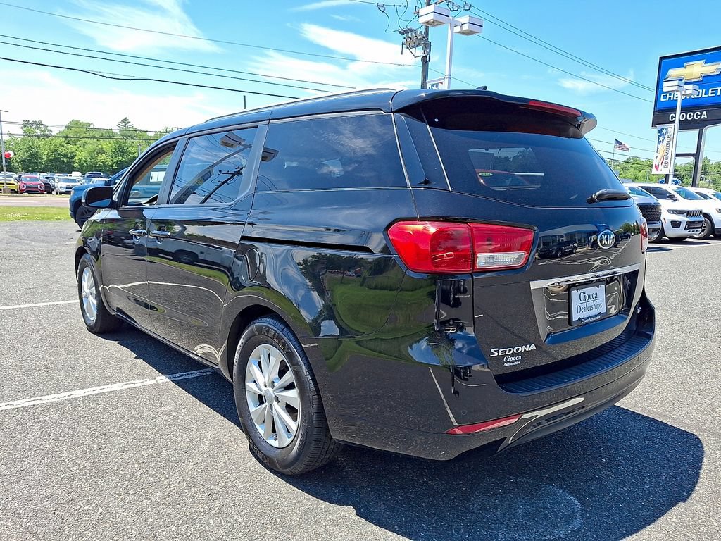 Used 2016 Kia Sedona LX w/ LX Convenience Package FWD image 2