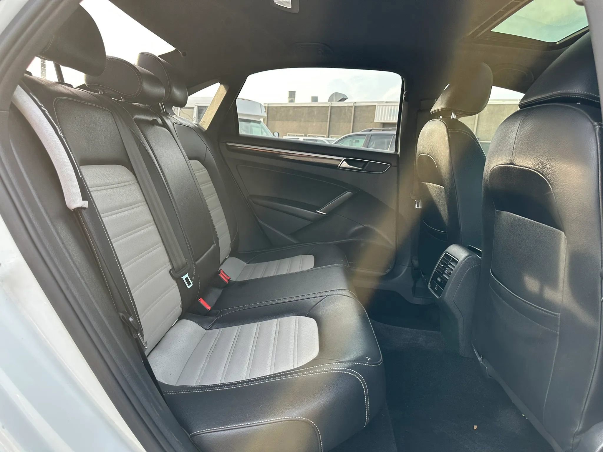 Used 2018 Volkswagen Passat GT image 21