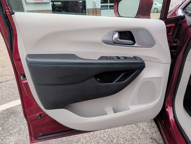 Used 2019 Chrysler Pacifica Touring-L w/ Premium Audio Group FWD image 13