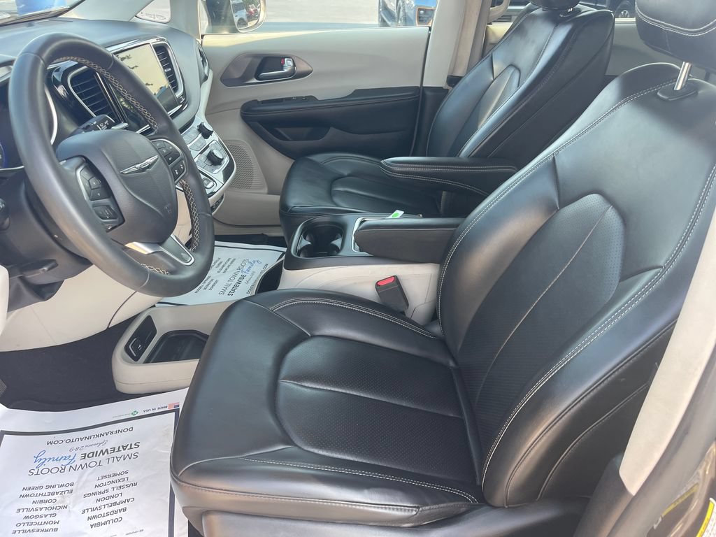 Used 2023 Chrysler Pacifica Touring-L FWD image 13