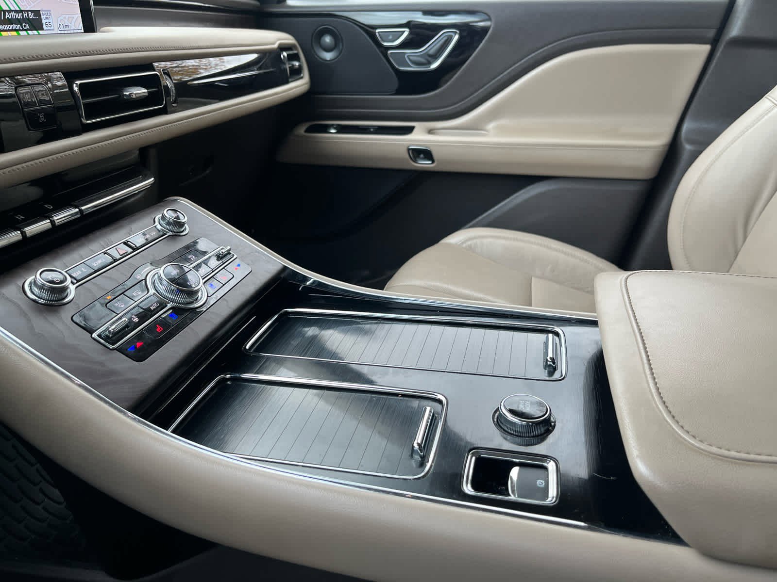 Used 2023 Lincoln Aviator Reserve w/ Elements Package Plus image 27