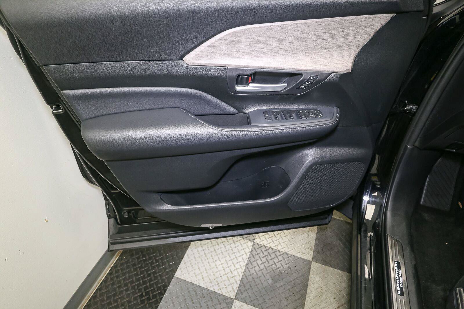 Certified 2024 Toyota Grand Highlander AWD image 41