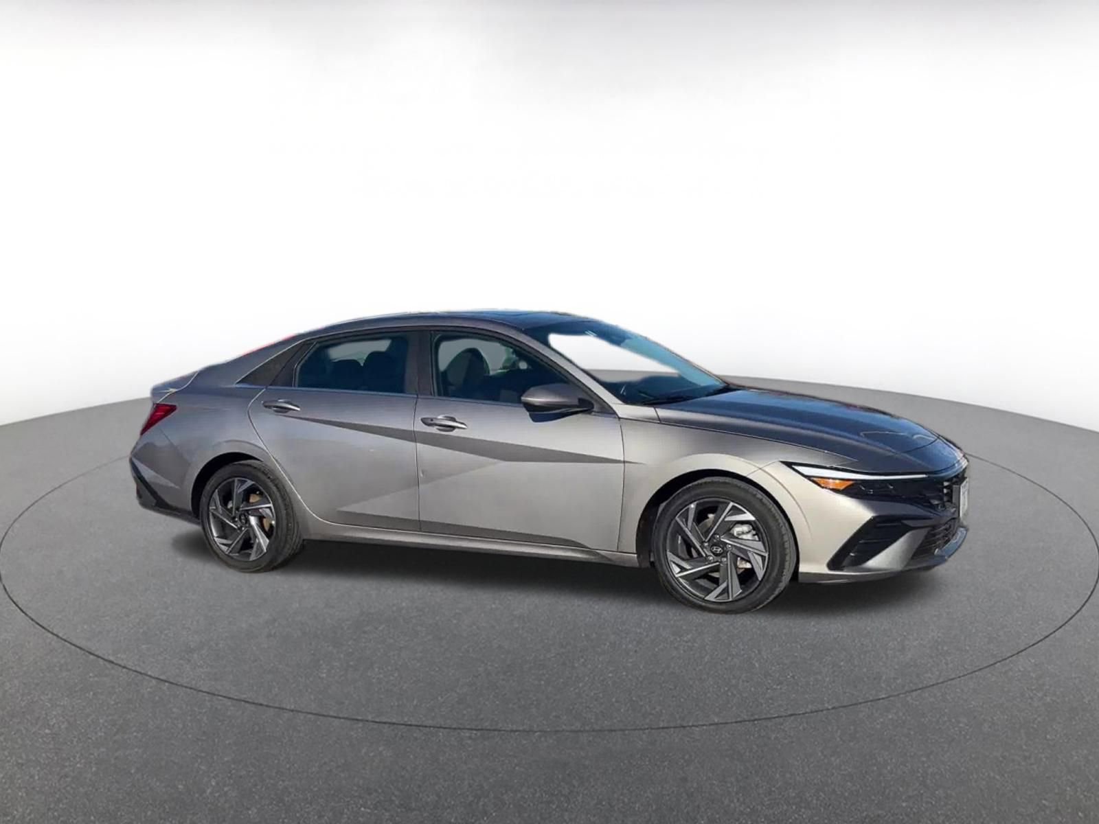 Used 2025 Hyundai Elantra SEL image 2