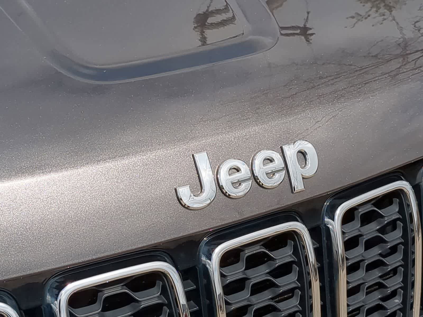 Used 2019 Jeep Grand Cherokee Laredo AWD/4WD image 12