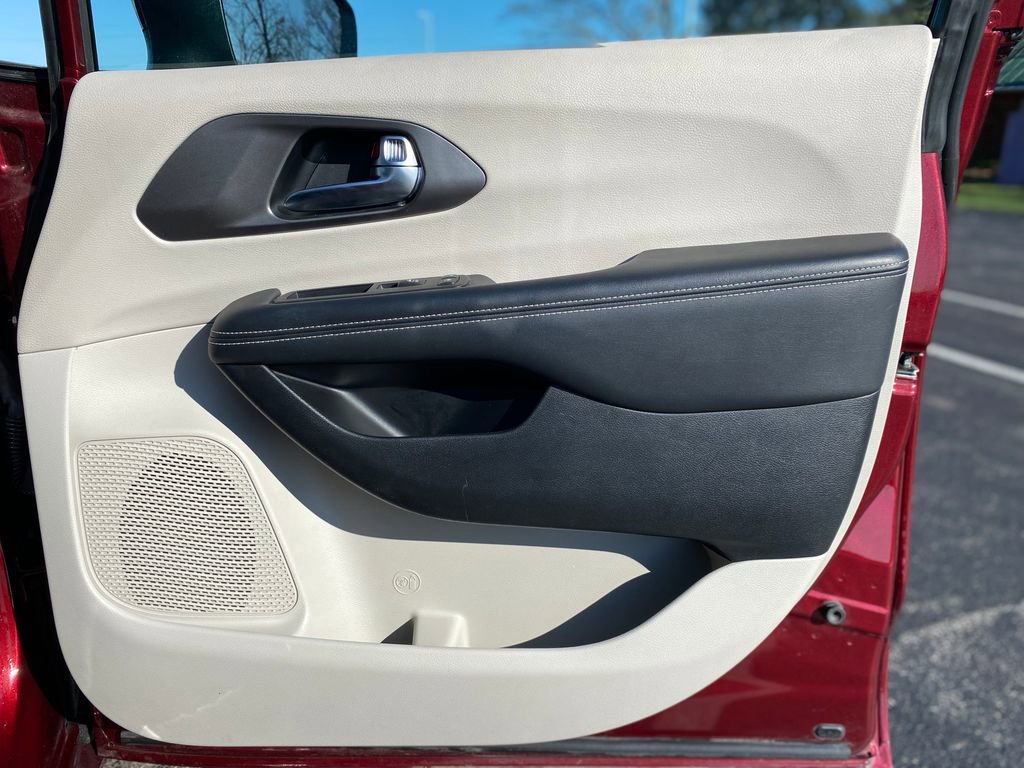 Used 2023 Chrysler Pacifica Touring-L image 9