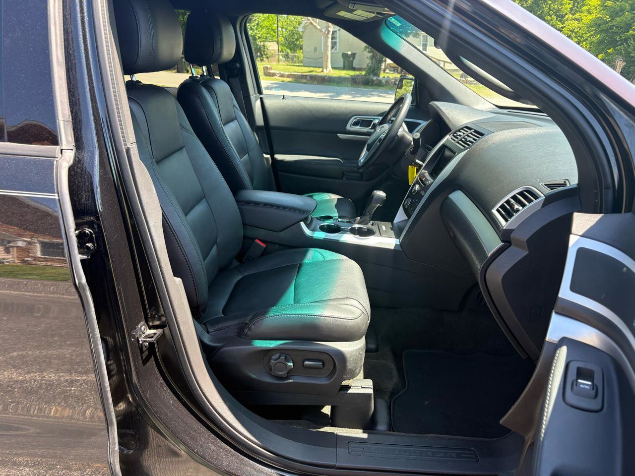 Used 2015 Ford Explorer XLT w/ Equipment Group 202B FWD image 25