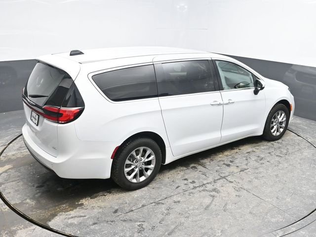 Used 2023 Chrysler Pacifica Touring-L image 22