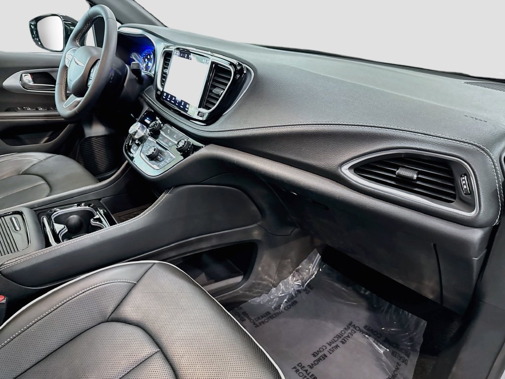 Used 2026 Chrysler Pacifica Limited FWD image 35