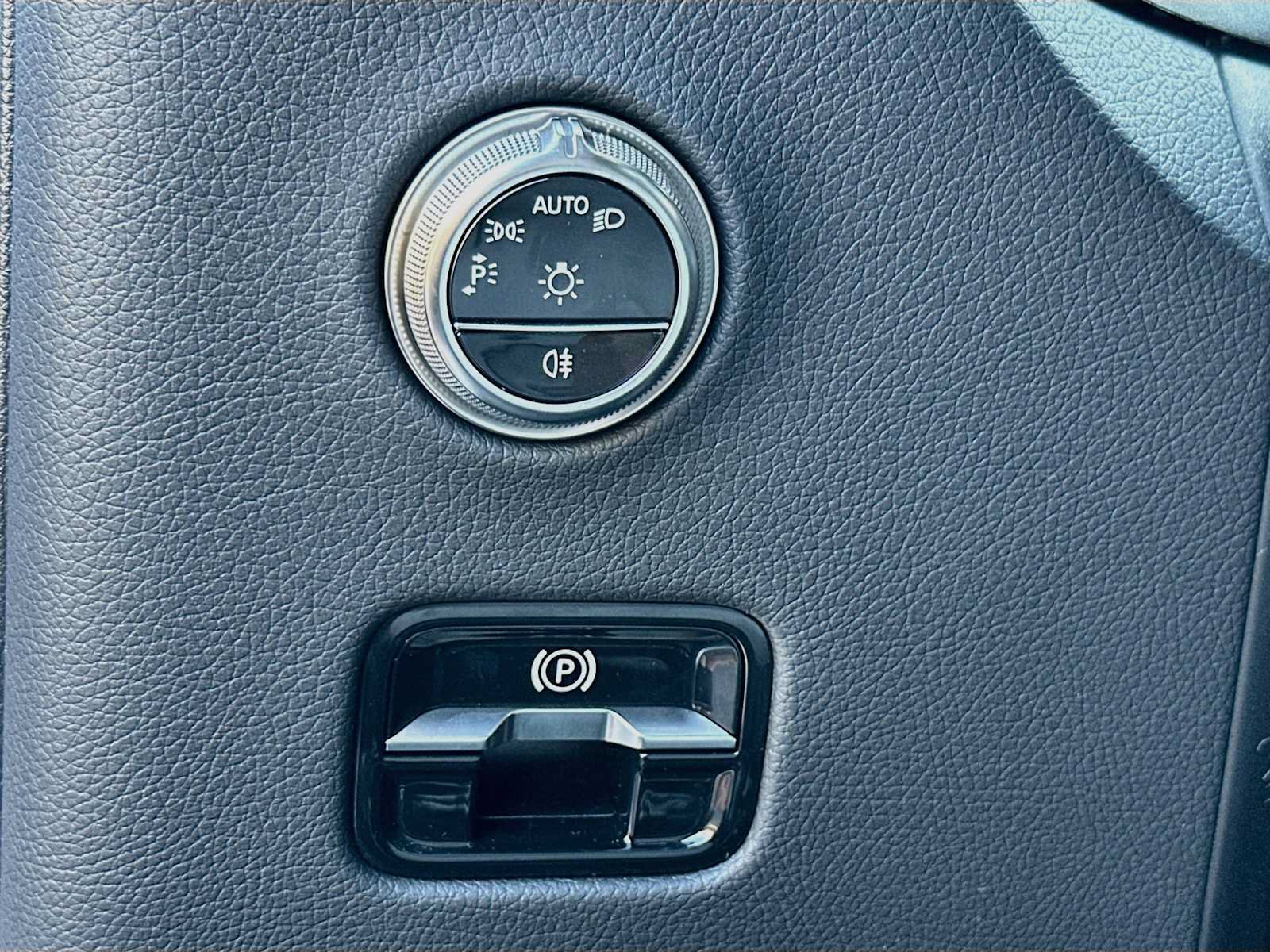 Used 2025 Mercedes-Benz GLC 300 4MATIC image 10
