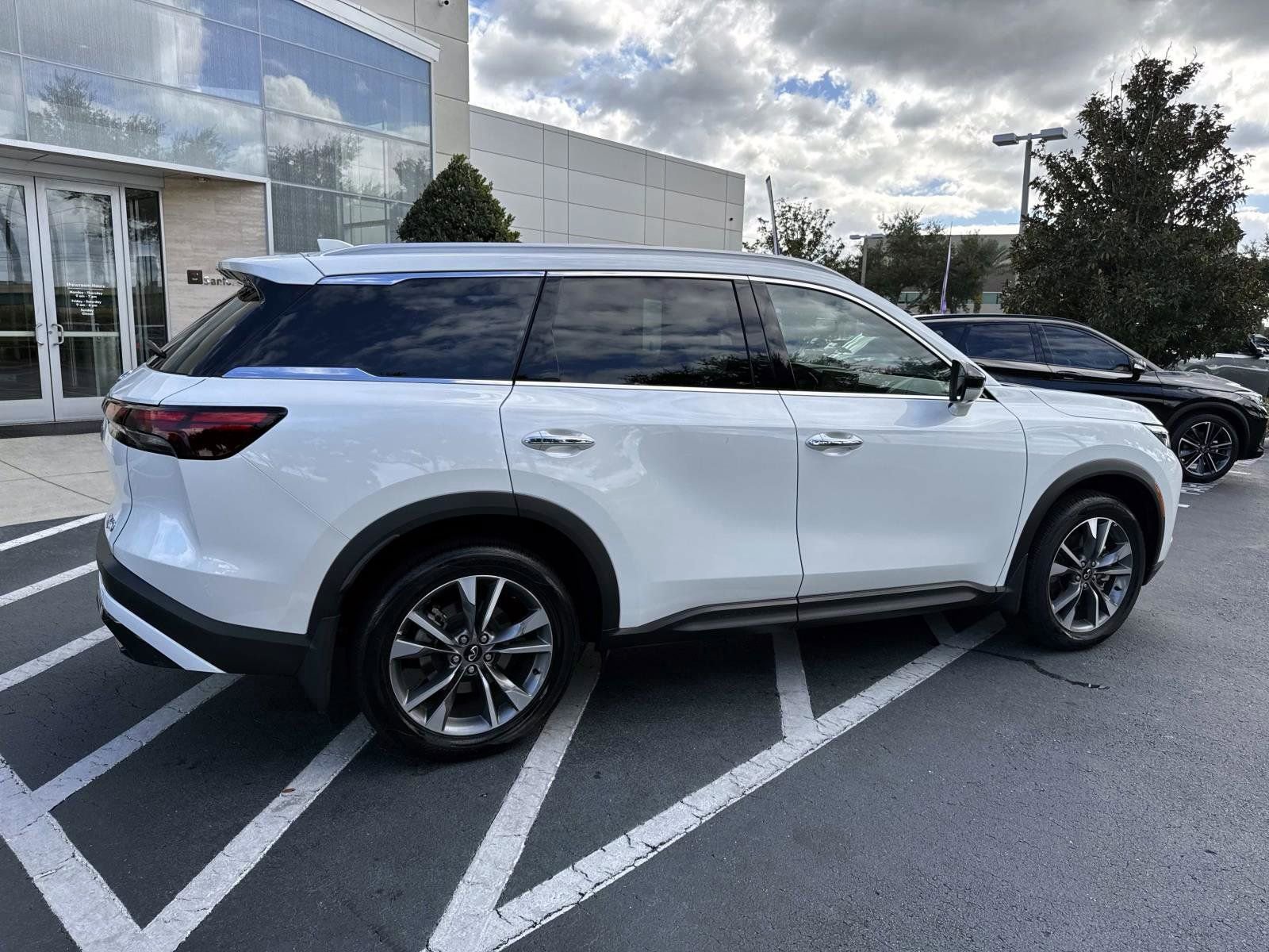 Used 2025 INFINITI QX60 Luxe image 2