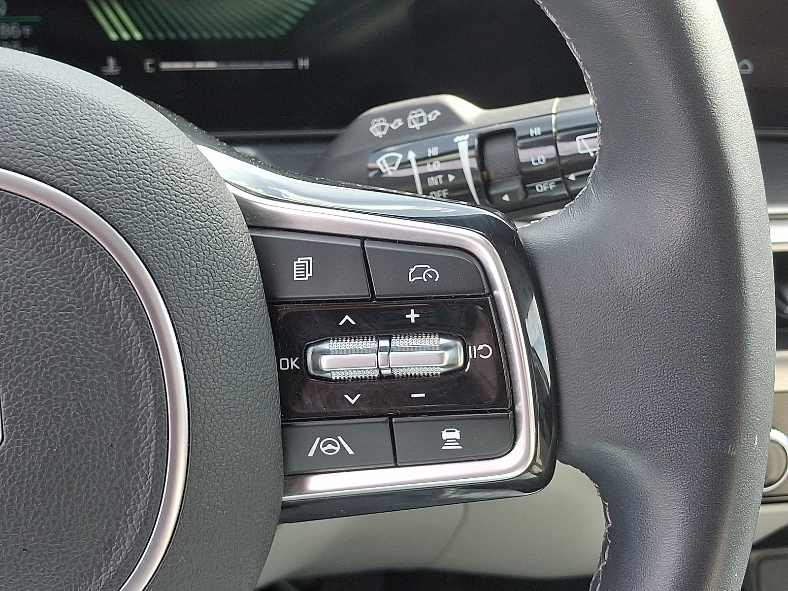Certified 2025 Kia Sorento S w/ Panoramic Sunroof Package AWD/4WD image 24