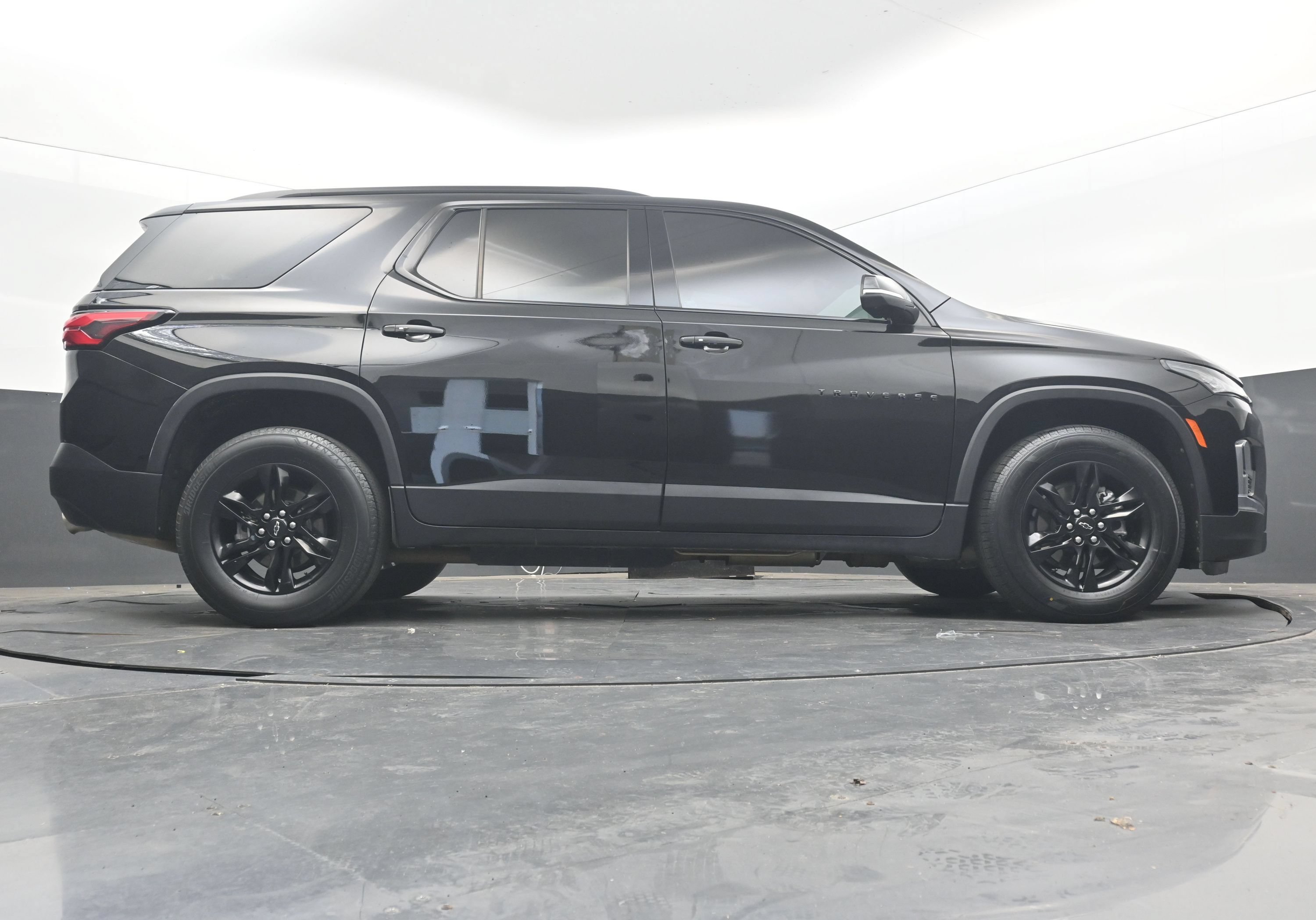 Used 2023 Chevrolet Traverse LT FWD image 36