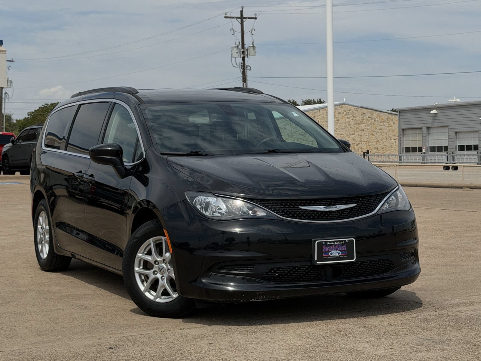 Used 2021 Chrysler Voyager Lxi FWD image 2