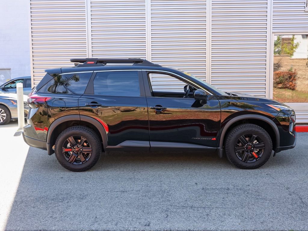 Used 2025 Nissan Rogue SV image 3