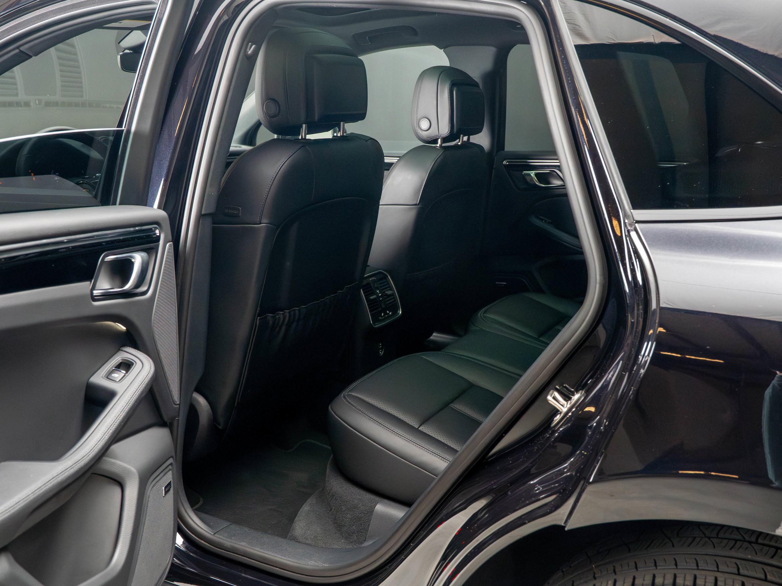Certified 2025 Porsche Macan AWD/4WD image 35