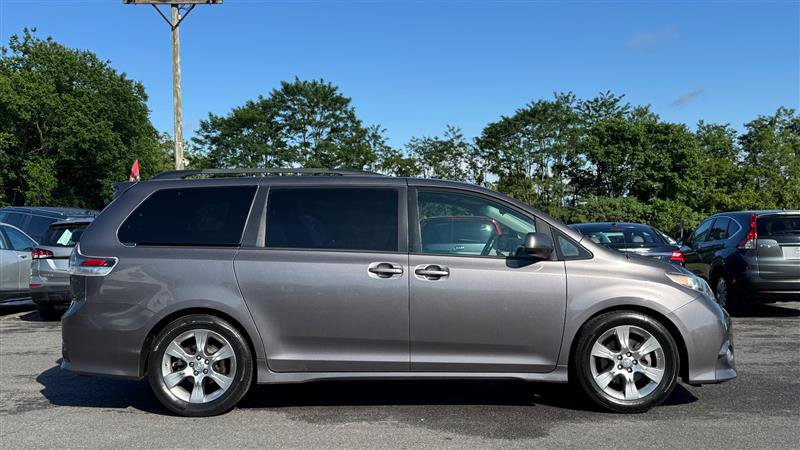 Used 2011 Toyota Sienna SE w/ Preferred Pkg FWD image 8