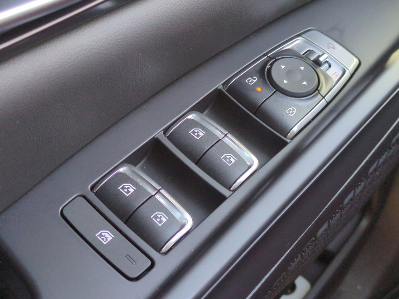 New 2026 Kia Carnival SX w/ SX Dark Edition Package FWD image 25