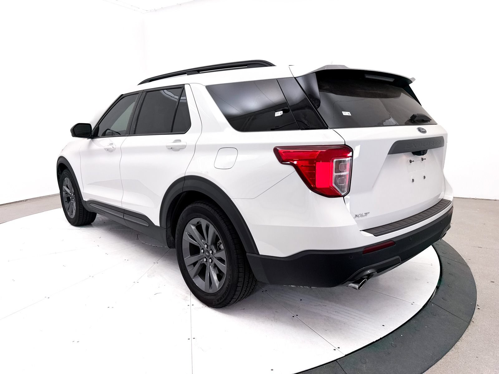 Used 2021 Ford Explorer XLT w/ Equipment Group 202A RWD image 16