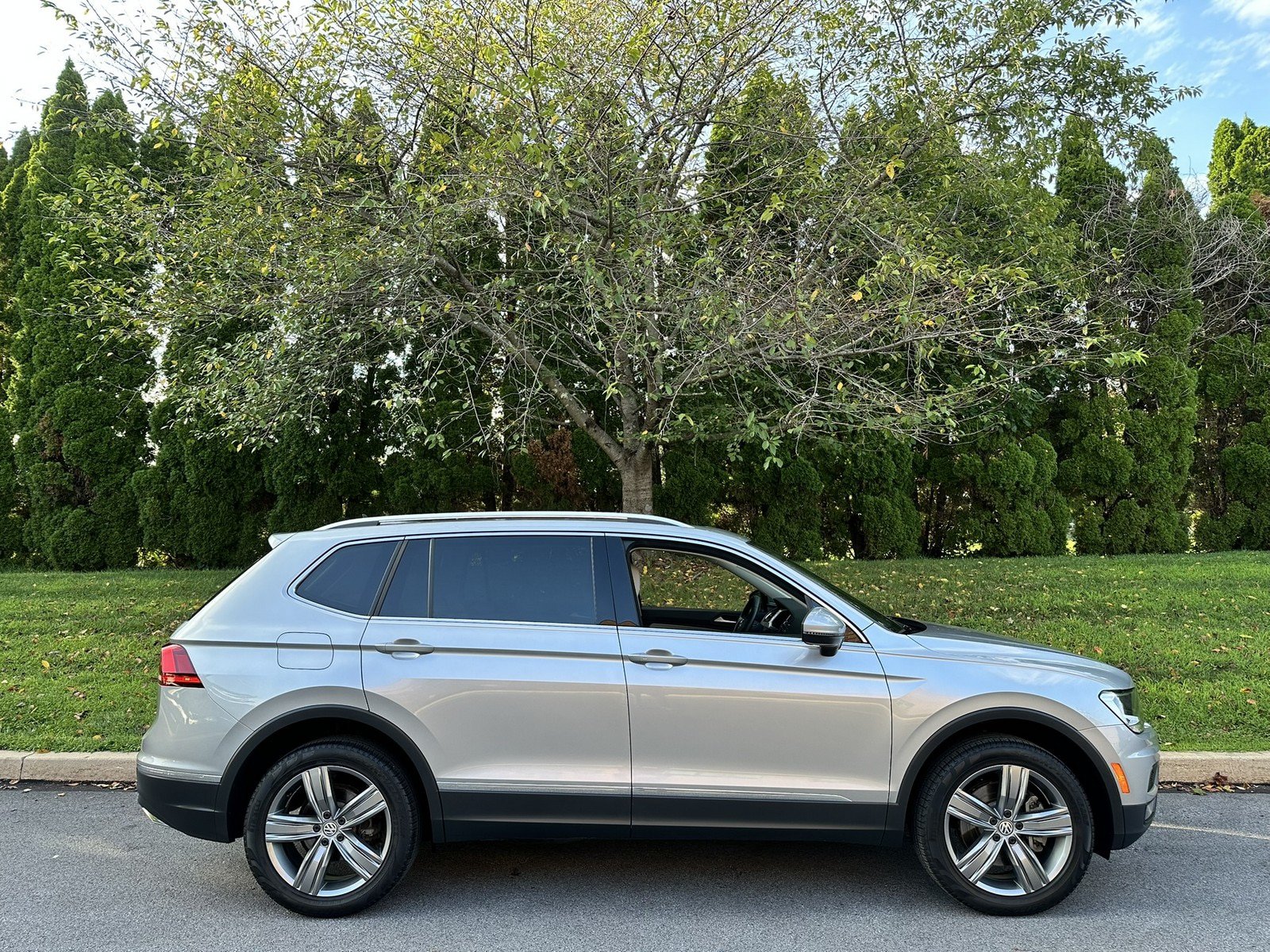 Used 2020 Volkswagen Tiguan SEL AWD/4WD image 47