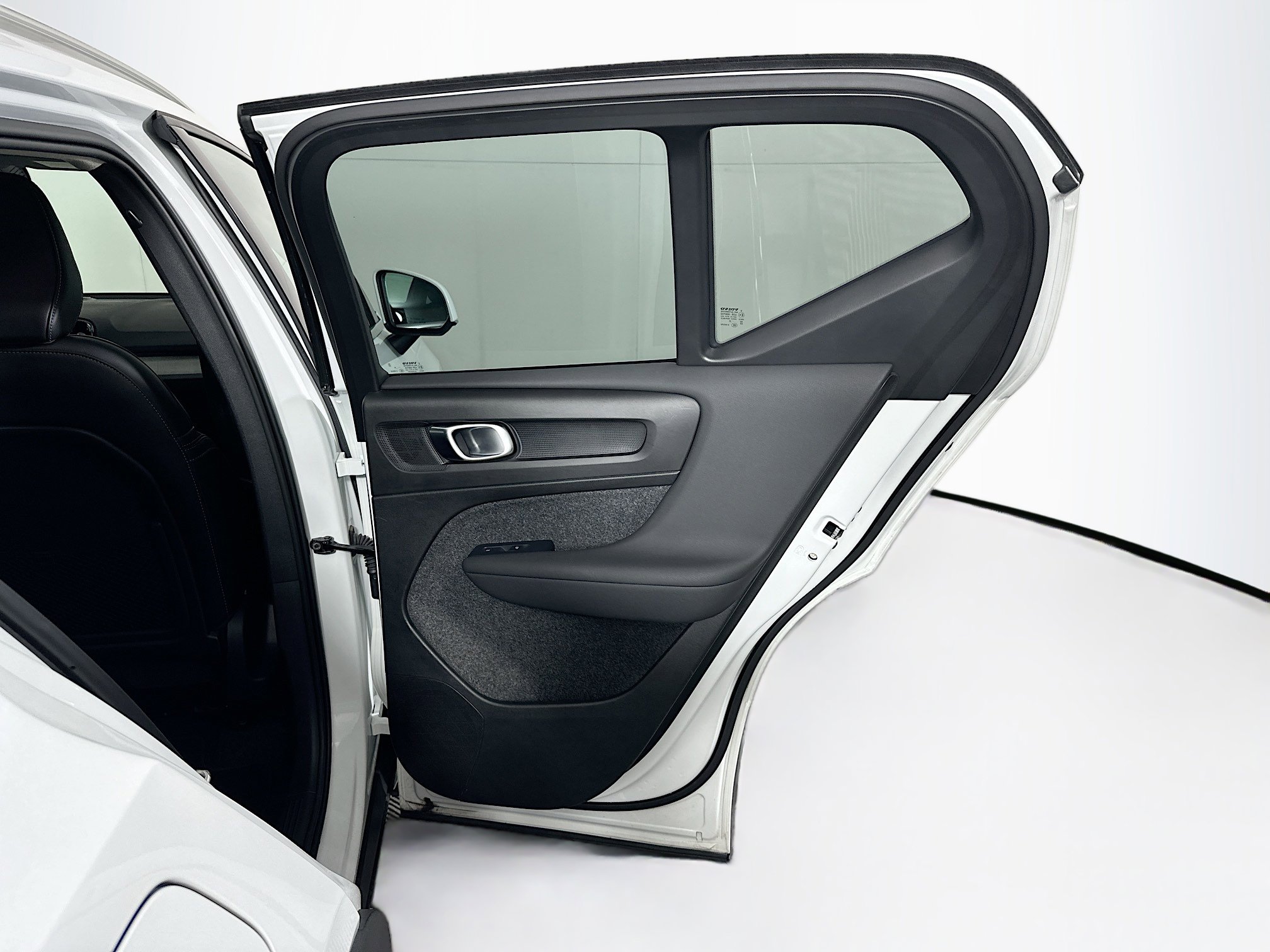 Used 2025 Volvo XC40 B5 Plus image 32