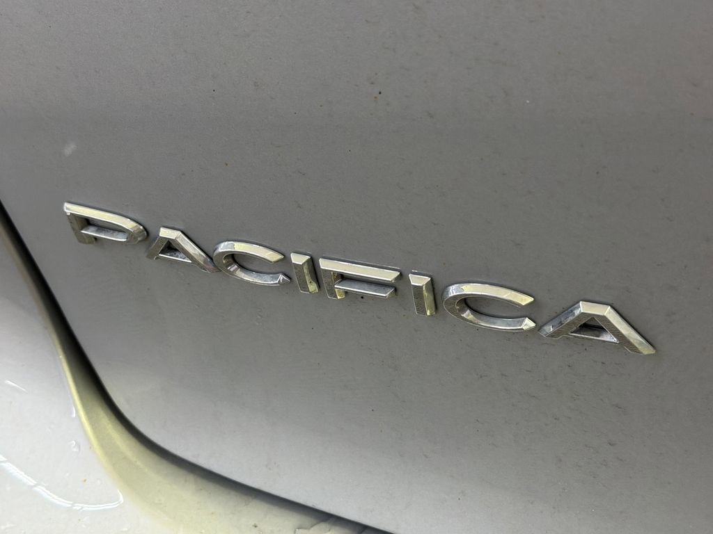 Used 2024 Chrysler Pacifica Touring-L image 9