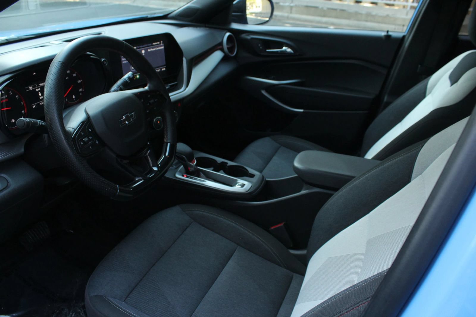 Used 2024 Chevrolet Trax RS FWD image 14