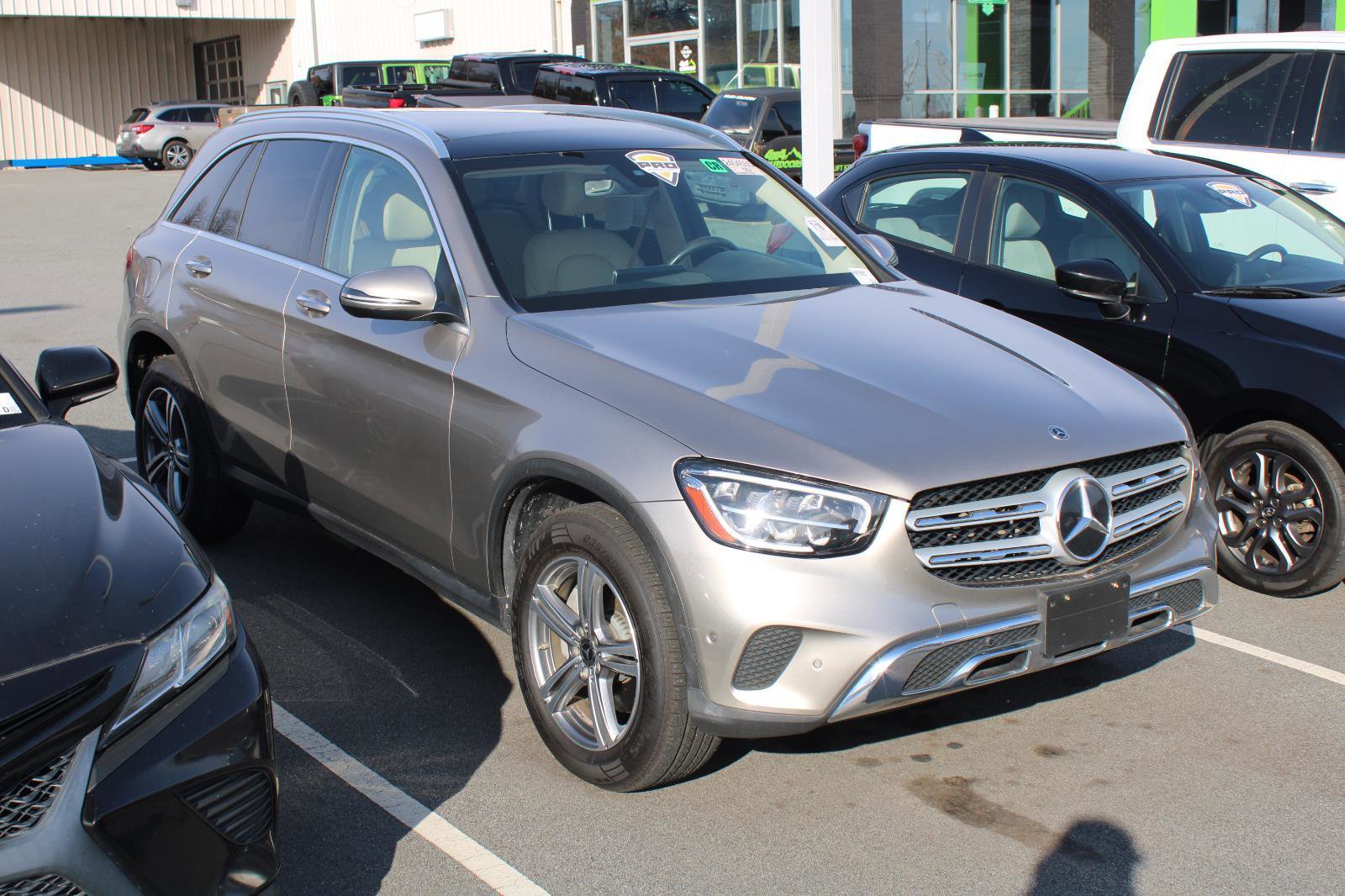 Used 2021 Mercedes-Benz GLC 300 4MATIC image 3