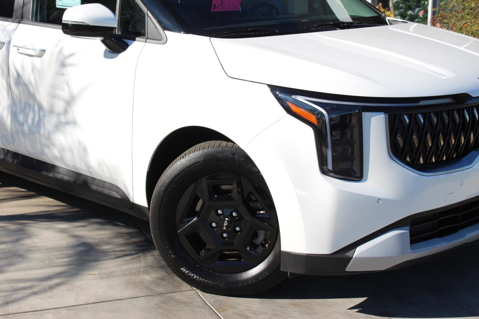 Certified 2025 Kia Carnival image 3