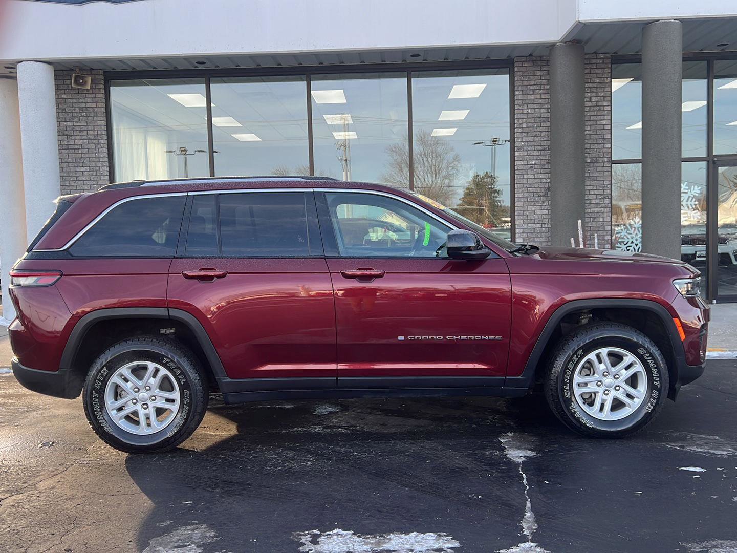 Used 2023 Jeep Grand Cherokee Laredo image 4