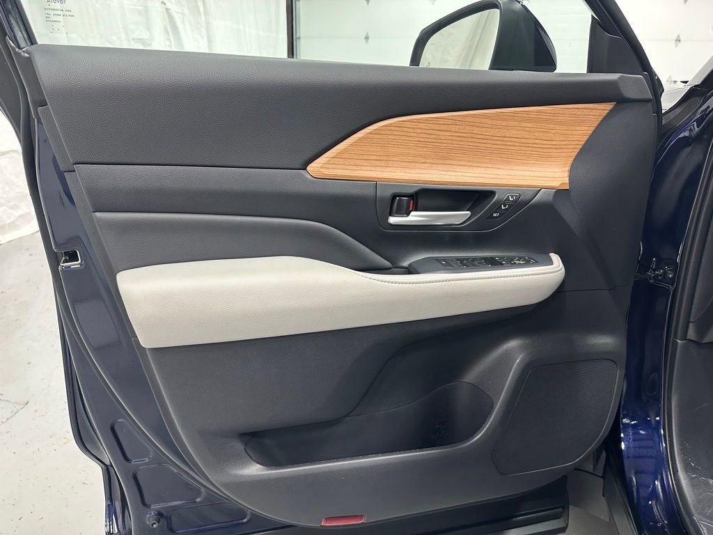 Used 2025 Toyota Grand Highlander AWD image 8