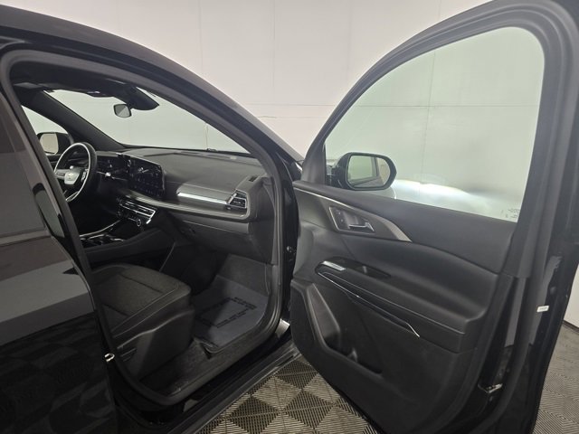 Used 2025 Chevrolet Traverse LT image 13