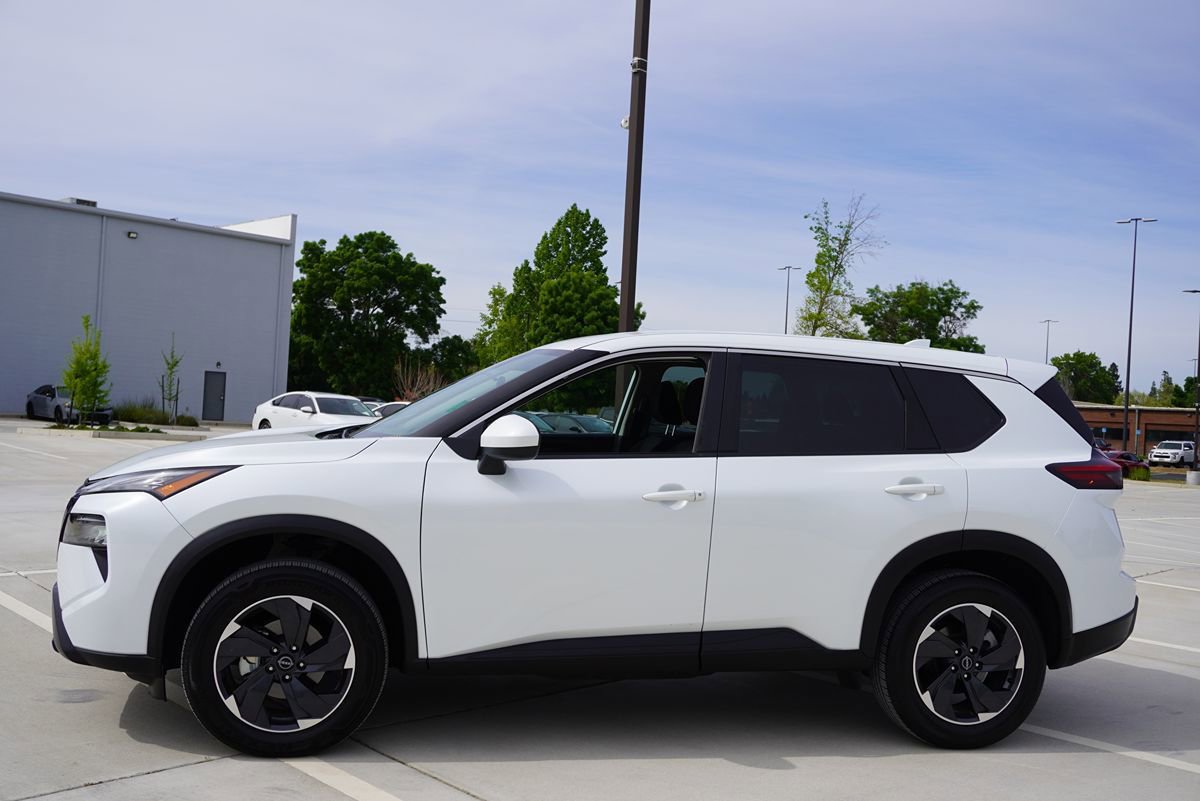 Used 2024 Nissan Rogue SV image 3