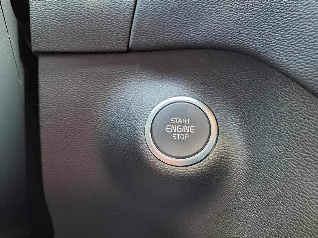 Used 2025 Volvo XC40 B5 Core image 17