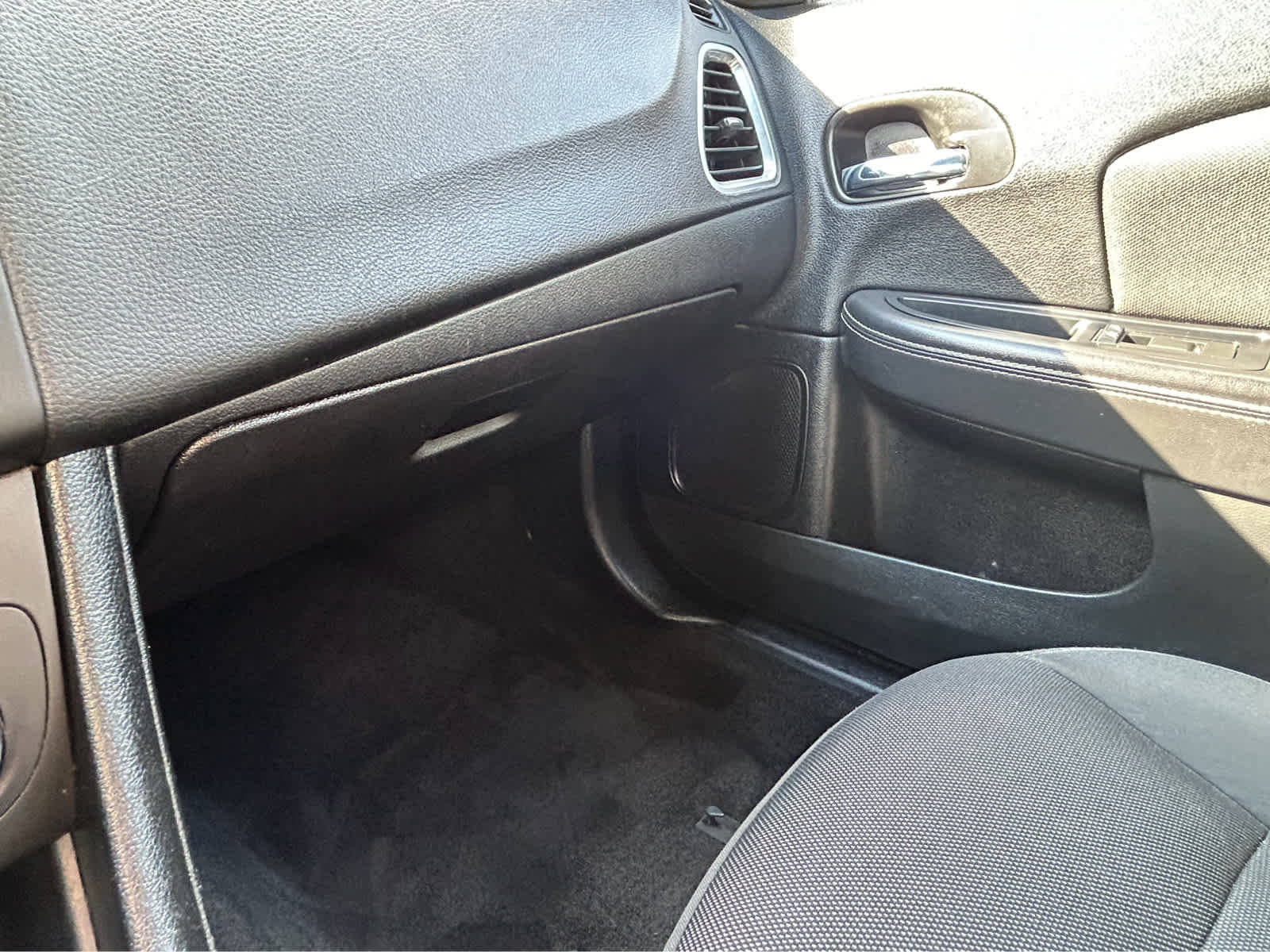 Used 2013 Dodge Avenger SE image 27