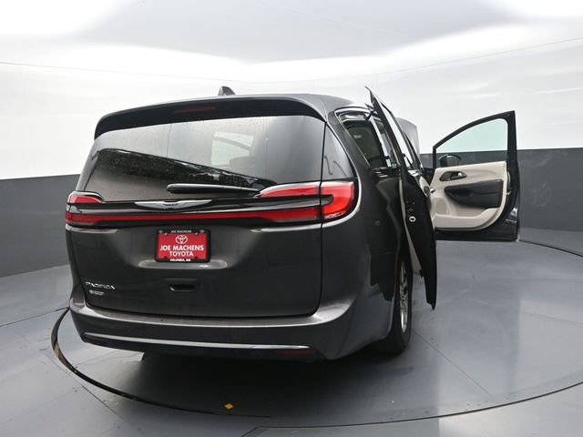 Used 2023 Chrysler Pacifica Touring-L image 45